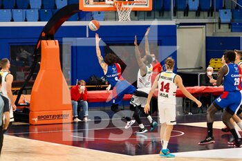 2021-02-06 - Luca Valentini (JB Casale Monferrato) in acrobazia  contrastato da Wayne Langstone (Urania Basket Milano)  - URANIA MILANO VS JB CASALE MONFERRATO - ITALIAN SERIE A2 - BASKETBALL