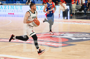 2021-02-06 - Bossi (Urania Basket Milano) spinge il contropiede dei suoi contro JB Casale Monferrato - URANIA MILANO VS JB CASALE MONFERRATO - ITALIAN SERIE A2 - BASKETBALL