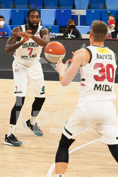 2021-02-06 - Wayne Langstone (Urania Basket Milano) passa al compagno Nik Raivio (Urania Basket Milano)  - URANIA MILANO VS JB CASALE MONFERRATO - ITALIAN SERIE A2 - BASKETBALL