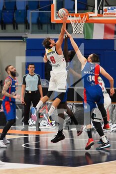 2021-02-06 - Tommaso Raspino (Urania Basket Milano) ostacolato da Martinoni (JB Casale Monferrato)  - URANIA MILANO VS JB CASALE MONFERRATO - ITALIAN SERIE A2 - BASKETBALL