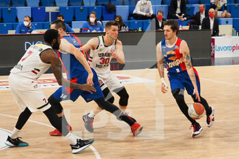 2021-02-06 - Luca Valentini (JB Casale Monferrato) sfrutta il p&r contro Nik Raivio (Urania Basket Milano)  - URANIA MILANO VS JB CASALE MONFERRATO - ITALIAN SERIE A2 - BASKETBALL