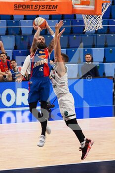 2021-02-06 - Simone Tomasini (JB Casale Monferrato)  contrastato da Nik Raivio della Urania Basket Milano  - URANIA MILANO VS JB CASALE MONFERRATO - ITALIAN SERIE A2 - BASKETBALL