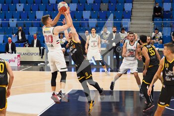 2021-02-10 - Nik Raivio (Urania Basket Milano)  contrastato da Ferdi Bedini (Withu Basket Bergamo 2014)  - URANIA MILANO VS BERGAMO BASKET - ITALIAN SERIE A2 - BASKETBALL