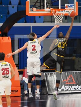 2021-02-10 - Tony Easley (Withu Basket Bergamo 2014) a canestro ostacolato da Giorgio Piunti (Urania Milano)  - URANIA MILANO VS BERGAMO BASKET - ITALIAN SERIE A2 - BASKETBALL