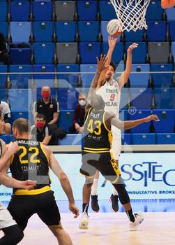 2021-02-10 - Andrea Benevelli (Urania Basket Milano) ostacolato da Tony Easley (Withu Basket Bergamo 2014)  - URANIA MILANO VS BERGAMO BASKET - ITALIAN SERIE A2 - BASKETBALL