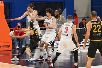 2021-02-10 - Ruben Zugno (Withu Basket Bergamo 2014)  contrastato da Andrea Benevelli (Urania Basket Milano)  - URANIA MILANO VS BERGAMO BASKET - ITALIAN SERIE A2 - BASKETBALL
