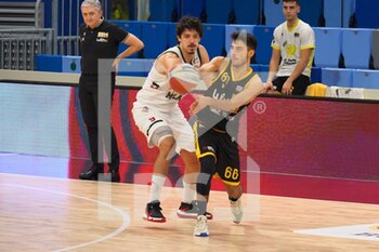 2021-02-10 - Ruben Zugno (Withu Basket Bergamo 2014) ostacolato da Andrea Benevelli (Urania Basket Milano)  - URANIA MILANO VS BERGAMO BASKET - ITALIAN SERIE A2 - BASKETBALL