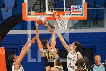 2021-02-10 - Simone Vecerina (Withu Basket Bergamo 2014)  contrastato da Giorgio Piunti (Urania Milano)  - URANIA MILANO VS BERGAMO BASKET - ITALIAN SERIE A2 - BASKETBALL