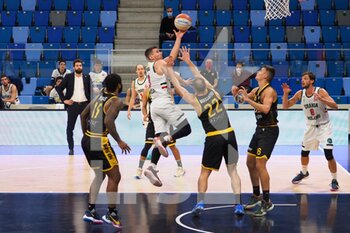 2021-02-10 - Stefano Bossi (Urania Basket Milano)  al tiro  contrastato da Masciardi (Withu Basket Bergamo 2014)  - URANIA MILANO VS BERGAMO BASKET - ITALIAN SERIE A2 - BASKETBALL