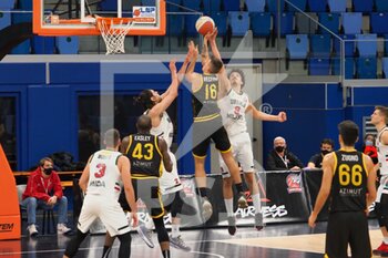 2021-02-10 - Simone Vecerina (Withu Basket Bergamo 2014) ostacolato da Andrea Benevelli (Urania Basket Milano)  - URANIA MILANO VS BERGAMO BASKET - ITALIAN SERIE A2 - BASKETBALL