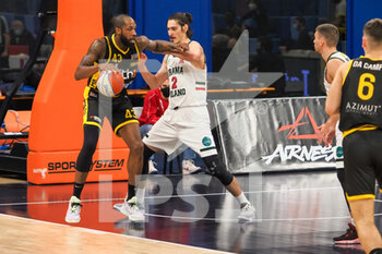2021-02-10 - Tony Easley (Withu Basket Bergamo 2014)  contrastato da Giorgio Piunti (Urania Milano)  - URANIA MILANO VS BERGAMO BASKET - ITALIAN SERIE A2 - BASKETBALL