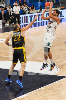 2021-02-10 - Tommaso Raspino (Urania Basket Milano) al tiro  contrastato da Masciadri (Withu Basket Bergamo 2014)  - URANIA MILANO VS BERGAMO BASKET - ITALIAN SERIE A2 - BASKETBALL