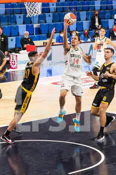 2021-02-10 -  Matteo Montano (Urania Milano) a canestro ostacolato da Matteo Parravicini (Withu Basket Bergamo 2014)  - URANIA MILANO VS BERGAMO BASKET - ITALIAN SERIE A2 - BASKETBALL