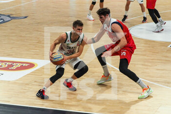 2021-02-17 - Nik Raivio (Urania Basket Milano)  contrastato da Matteo Ferrara (Stings Mantova)  - URANIA MILANO VS STINGS MANTOVA - ITALIAN SERIE A2 - BASKETBALL