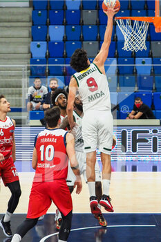 2021-02-17 - Andrea Benevelli (Urania Basket Milano) schiaccia sotto gli occhi di Matteo Ferrara (Stings Mantova)  - URANIA MILANO VS STINGS MANTOVA - ITALIAN SERIE A2 - BASKETBALL