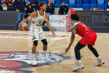 2021-02-17 - Tommaso Raspino (Urania Basket Milano) contrastato da Christian James (Stings Mantova)  - URANIA MILANO VS STINGS MANTOVA - ITALIAN SERIE A2 - BASKETBALL