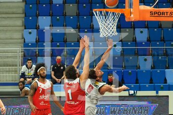 2021-02-17 - Tommaso Raspino (Urania Basket Milano) ostacolato da Luca Infante (Stings Mantova)  - URANIA MILANO VS STINGS MANTOVA - ITALIAN SERIE A2 - BASKETBALL