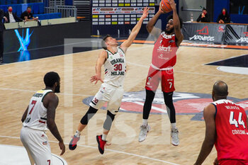 2021-02-17 - Christian James (Stings Mantova) al tiro ostacolato da Nik Raivio (Urania Basket Milano)  - URANIA MILANO VS STINGS MANTOVA - ITALIAN SERIE A2 - BASKETBALL