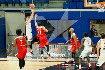 2021-02-17 - Stefano Bossi (Urania Basket Milano) ostacolato da Davide Bonacina (Stings Mantova)  - URANIA MILANO VS STINGS MANTOVA - ITALIAN SERIE A2 - BASKETBALL