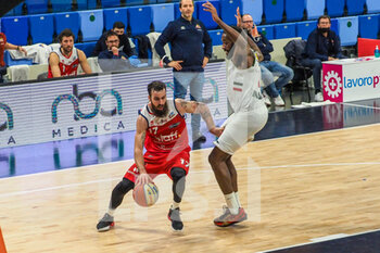 2021-02-17 - Davide Bonacina (Stings Mantova) ostacolato da Wayne Langstone (Urania Basket Milano)  - URANIA MILANO VS STINGS MANTOVA - ITALIAN SERIE A2 - BASKETBALL