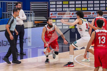 2021-02-17 - Davide Bonacina (Stings Mantova)  contrastato da Andrea Benevelli (Urania Basket Milano)  - URANIA MILANO VS STINGS MANTOVA - ITALIAN SERIE A2 - BASKETBALL