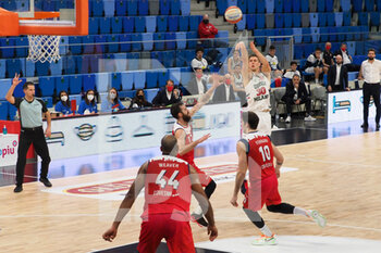 2021-02-17 - Nik Raivio (Urania Basket Milano) tira contrastato da Davide Bonacina (Stings Mantova)  - URANIA MILANO VS STINGS MANTOVA - ITALIAN SERIE A2 - BASKETBALL