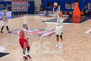 2021-02-17 - Tommaso Raspino (Urania Basket Milano) tira da 3 contrastato da Davide Bonacina (Stings Mantova)  - URANIA MILANO VS STINGS MANTOVA - ITALIAN SERIE A2 - BASKETBALL