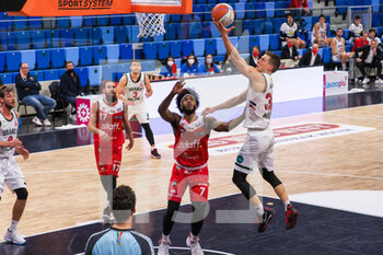 2021-02-17 - Nik Raivio (Urania Basket Milano)  contrastato da Christian James (Stings Mantova)  - URANIA MILANO VS STINGS MANTOVA - ITALIAN SERIE A2 - BASKETBALL