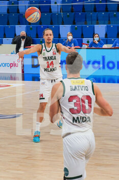 2021-03-07 -  Matteo Montano (Urania Milano) passa al compagno Nik Raivio (Urania Basket Milano)  - URANIA MILANO VS APU OLD WILD WEST UDINE - ITALIAN SERIE A2 - BASKETBALL