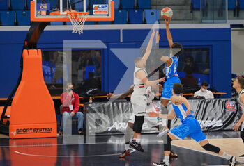 2021-03-13 - Jordan Floyd (Orlandina Basket Capo d’Orlando)  contrastato da Stefano Bossi (Urania Basket Milano)  - URANIA MILANO VS CAPO D'ORLANDO - ITALIAN SERIE A2 - BASKETBALL