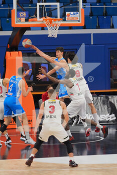 2021-03-13 - Samuele Moretti (Orlandina Basket Capo d’Orlando) ostacolato da Andrea Benevelli (Urania Basket Milano)  - URANIA MILANO VS CAPO D'ORLANDO - ITALIAN SERIE A2 - BASKETBALL