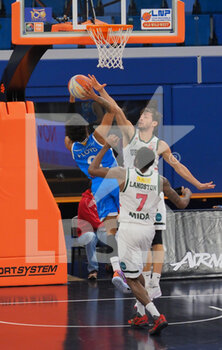 2021-03-13 - Jordan Floyd (Orlandina Basket Capo d’Orlando) ostacolato da Tommaso Raspino (Urania Basket Milano)  - URANIA MILANO VS CAPO D'ORLANDO - ITALIAN SERIE A2 - BASKETBALL