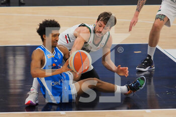 2021-03-13 - Jordan Floyd (Orlandina Basket Capo d’Orlando) e Tommaso Raspino (Urania Basket Milano)  - URANIA MILANO VS CAPO D'ORLANDO - ITALIAN SERIE A2 - BASKETBALL