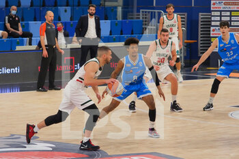2021-03-13 - Stefano Bossi (Urania Basket Milano)  contrastato da Jordan Floyd (Orlandina Basket Capo d’Orlando)  - URANIA MILANO VS CAPO D'ORLANDO - ITALIAN SERIE A2 - BASKETBALL
