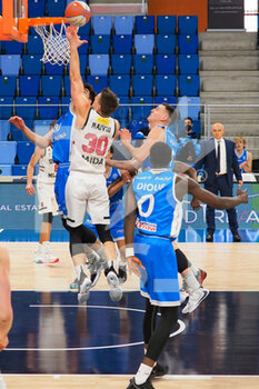 2021-03-13 - Nik Raivio (Urania Basket Milano) ostacolato da Samuele Moretti (Orlandina Basket Capo d’Orlando)  - URANIA MILANO VS CAPO D'ORLANDO - ITALIAN SERIE A2 - BASKETBALL