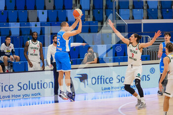2021-03-13 - Conti (Orlandina Basket Capo d’Orlando) al tiro  contrastato da Giorgio Piunti (Urania Milano)  - URANIA MILANO VS CAPO D'ORLANDO - ITALIAN SERIE A2 - BASKETBALL