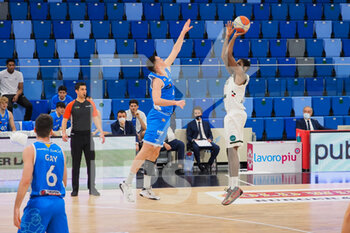 2021-03-13 - Wayne Langstone (Urania Basket Milano) al tiro  contrastato da Celis Taflaj (Orlandina Basket Capo d’Orlando)  - URANIA MILANO VS CAPO D'ORLANDO - ITALIAN SERIE A2 - BASKETBALL