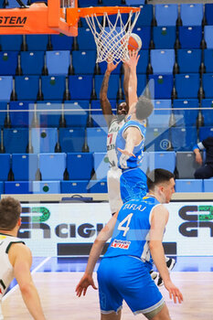 2021-03-13 - Wayne Langstone (Urania Basket Milano) al tiro ostacolato da Samuele Moretti (Orlandina Basket Capo d’Orlando)  - URANIA MILANO VS CAPO D'ORLANDO - ITALIAN SERIE A2 - BASKETBALL