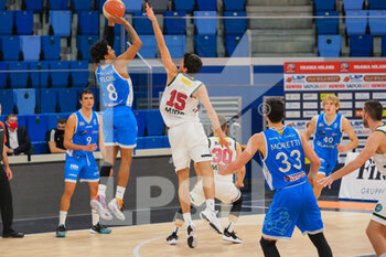 2021-03-13 - Jordan Floyd (Orlandina Basket Capo d’Orlando)  al tiro  contrastato da Cavallero (Urania Basket Milano)  - URANIA MILANO VS CAPO D'ORLANDO - ITALIAN SERIE A2 - BASKETBALL