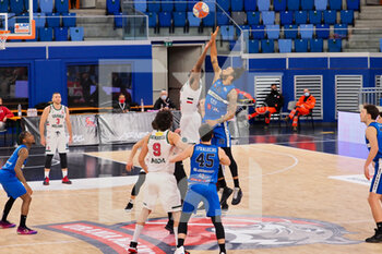 2021-03-18 - Saltano Wayne Langstone (Urania Basket Milano) e Damian Hollis (Agribertocchi Orzinuovi Basket)  - URANIA MILANO VS ORZI BASKET - ITALIAN SERIE A2 - BASKETBALL