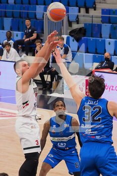 2021-03-18 - Stefano Bossi (Urania Basket Milano)  contrastato da Giacomo Zilli (Agribertocchi Orzinuovi Basket)  - URANIA MILANO VS ORZI BASKET - ITALIAN SERIE A2 - BASKETBALL