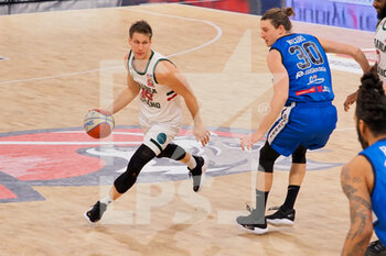 2021-03-18 - Nik Raivio (Urania Basket Milano) ostacolato da Matteo Negri (Agribertocchi Orzinuovi Basket)  - URANIA MILANO VS ORZI BASKET - ITALIAN SERIE A2 - BASKETBALL