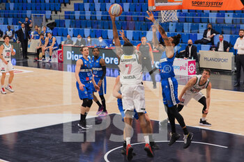 2021-03-18 - Wayne Langstone (Urania Basket Milano) ostacolato da Damian Hollis (Agribertocchi Orzinuovi Basket)  - URANIA MILANO VS ORZI BASKET - ITALIAN SERIE A2 - BASKETBALL