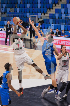 2021-03-18 - Wayne Langstone (Urania Basket Milano)  contrastato da Lorenzo Galmarini (Agribertocchi Orzinuovi Basket)  - URANIA MILANO VS ORZI BASKET - ITALIAN SERIE A2 - BASKETBALL