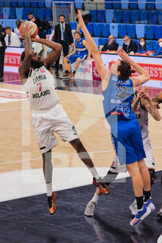 2021-03-18 - Wayne Langstone (Urania Basket Milano) al tiro ostacolato da Lorenzo Galmarini (Agribertocchi Orzinuovi Basket)  - URANIA MILANO VS ORZI BASKET - ITALIAN SERIE A2 - BASKETBALL