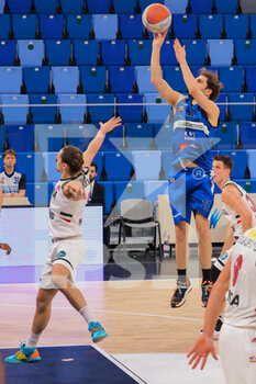 2021-03-18 - Francesco Guerra (Agribertocchi Orzinuovi Basket)  al tiro ostacolato da Matteo Montano (Urania Milano)  - URANIA MILANO VS ORZI BASKET - ITALIAN SERIE A2 - BASKETBALL