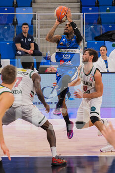 2021-03-18 - Anthony Miles (Agribertocchi Orzinuovi Basket)  contrastato da Tommaso Raspino (Urania Basket Milano)  - URANIA MILANO VS ORZI BASKET - ITALIAN SERIE A2 - BASKETBALL