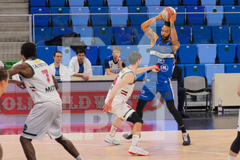 2021-03-18 - Damian Hollis (Agribertocchi Orzinuovi Basket)  contrastato da Tommaso Raspino (Urania Basket Milano)  - URANIA MILANO VS ORZI BASKET - ITALIAN SERIE A2 - BASKETBALL