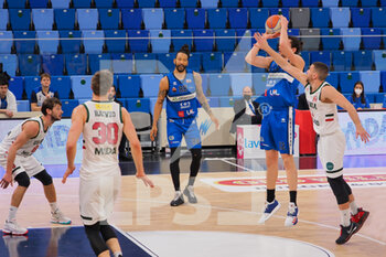 2021-03-18 - Lorenzo Galmarini (Agribertocchi Orzinuovi Basket)  al tiro  contrastato da Stefano Bossi (Urania Basket Milano)  - URANIA MILANO VS ORZI BASKET - ITALIAN SERIE A2 - BASKETBALL