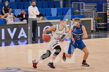 2021-03-18 - Stefano Bossi (Urania Basket Milano)  contrastato da Francesco Guerra (Agribertocchi Orzinuovi Basket)  - URANIA MILANO VS ORZI BASKET - ITALIAN SERIE A2 - BASKETBALL